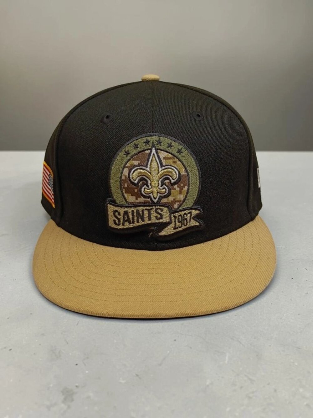 New Orleans Saints New Era Salute to Service Mens Hat Cap Snapback Mesh Trucker